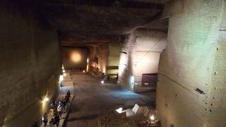 地下に巨大空間が