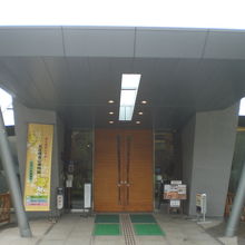 北区飛鳥山博物館の入口です。入口は、東方向に向いています。