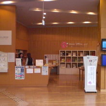 北区飛鳥山博物館の入口を入ると、受付があります。綺麗な内部