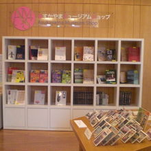 受付にあるミュージアムショップです。お土産屋さんみたいです。