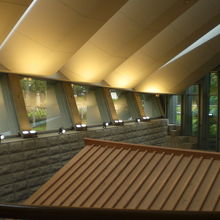 受付階は、２階です。写真右には、復元された倉の屋根が見えます