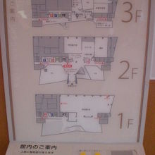 博物館は、３階建てです。１階部分が復元された倉の展示階です。