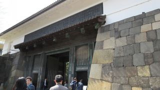 江戸城で現存する最古の門、重要文化財です