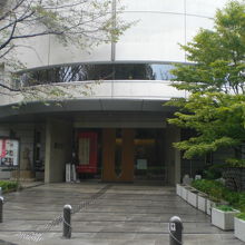 渋沢資料館の入口です。鉄筋コンクリート造りの洒落た建物です。