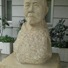 渋沢資料館の入口南側には、渋沢栄一の胸像が置かれています。