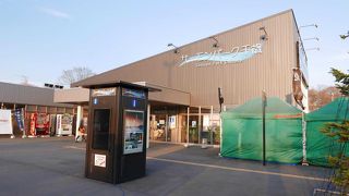 千歳川沿いにあります。