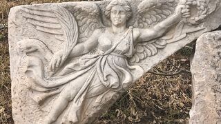 クレテス通りの右側にポツンと置かれている