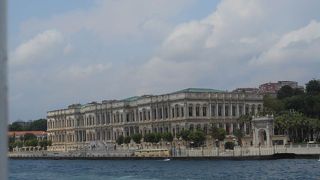  船から名所を眺めることができます