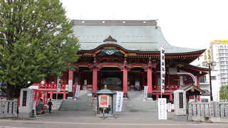 多くの像や記念碑があります