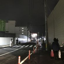 遠くからもわかる暗い夜道に明るいネオン