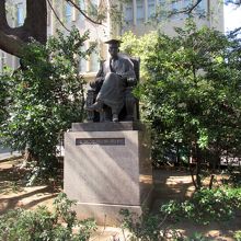 「総長高田先生像」、キャンパス内には多くの銅像があります