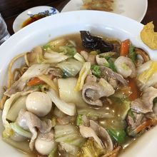 五目焼きそば  熱々で火傷しそうだ…火傷した