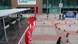 エントランスにバイクの試乗コースが設置