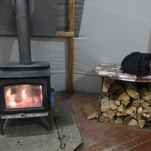 オーロラ観賞時に待機しているティーピーの暖炉