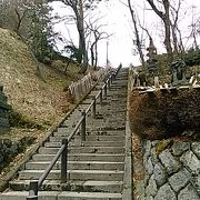 (温泉神社)　冬は雪で滑って危険なので階段は通行禁止になります