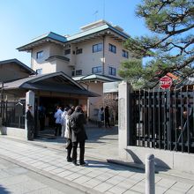 あそこが入口ですね