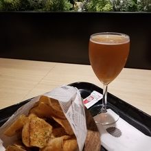 クラフトビールとチップス