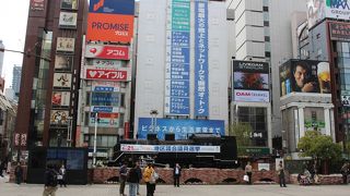 新橋駅前の待ち合わせ場所　喫煙所もあります