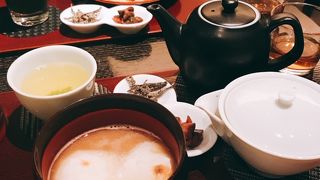 昭和にタイムスリップしたように薄暗い空間