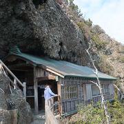断崖に張り付いた神社