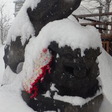 雪に埋もれている狛犬