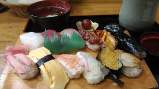 ランチはお手軽握り寿司