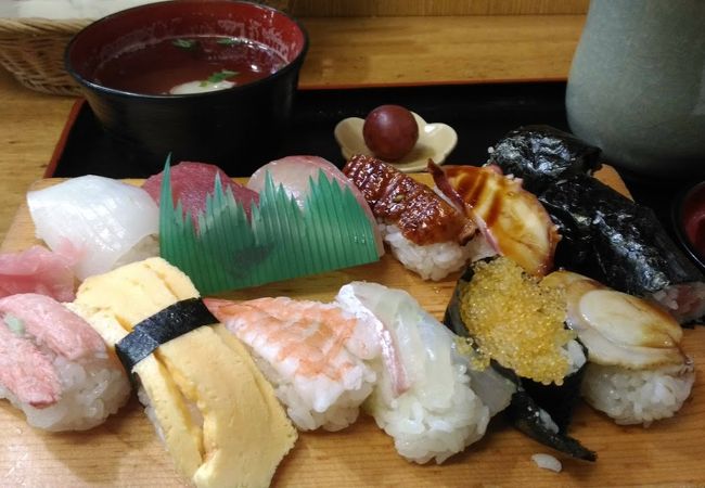 ランチはお手軽握り寿司