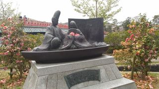 川べりに宇治十帖のモニュメントあり