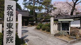 石を敷き詰めたお寺