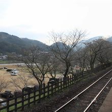 駅の目の前がキャンプ場！