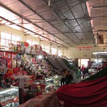 正午頃の様子。布を被っている商店は夜のみ営業か。