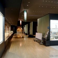 明治大学博物館の広い展示室