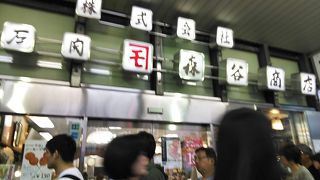 揚げたてコロッケとメンチを路上で頬張る快感!