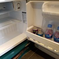 冷蔵庫には無料のお水とジュース