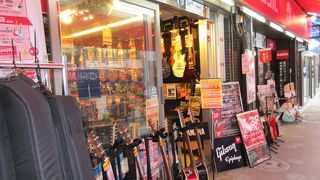 有名スポットです、ずらり楽器屋さん