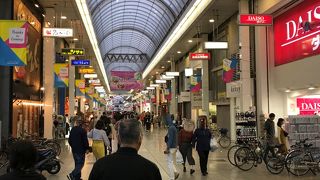 いつも賑わっている商店街