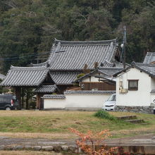 橘寺を出て来るとほぼ向いに川原寺跡が見えます。