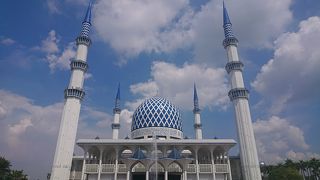 ガイドありの青色が綺麗なモスク