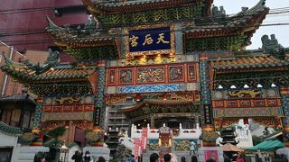 横濱中華街にあるきらびやかなお寺はパワースポットとしても人気