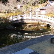 吉備真備駅から北西方向に１㎞弱のところに位置する庭園風の感じがする公園