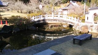 吉備真備駅から北西方向に１㎞弱のところに位置する庭園風の感じがする公園