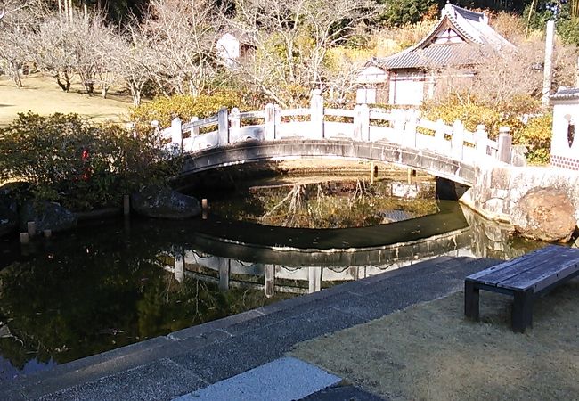 吉備真備駅から北西方向に１㎞弱のところに位置する庭園風の感じがする公園