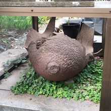 展示されて現武蔵野大学付近に透過された250kg爆弾の破片。