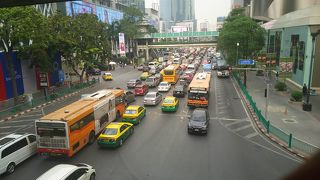 バンコク随一の混雑した通り