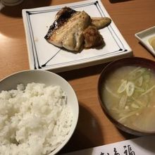 焼き魚がメイン。