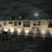 夜もライトアップされています