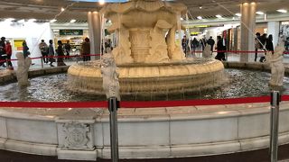 ウメ地下のオアシス、泉の広場です