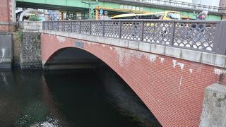 旧萬世橋駅のレンガ造りの高架が美しく見える