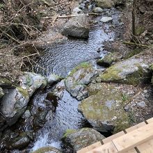 滝は私たちだけの貸切。水の音に癒されます。