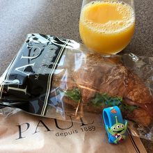 クロワッサンをオレンジジュースで